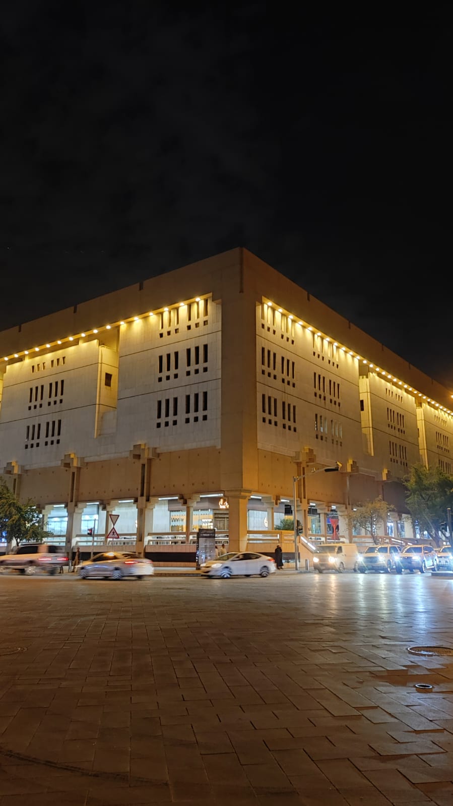 المبنى في المعيقلية بالرياض ليلاً